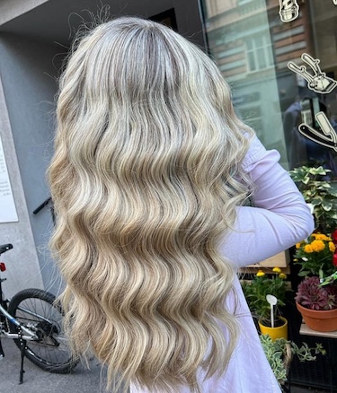 Balayage Wien – Rückenansicht einer Kundin mit sonnengeküsster Balayage-Färbung aus dem Beauty salon Ladys