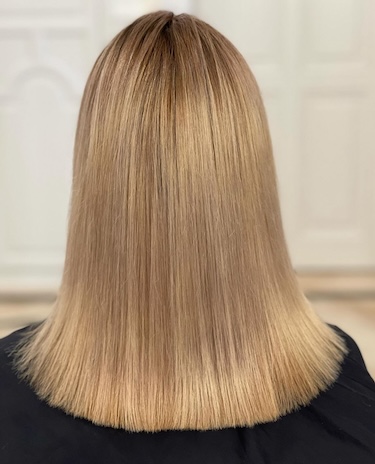 Seitliche Ansicht einer perfekt gestylten Balayage-Frisur aus dem Beauty salon Ladys Wien