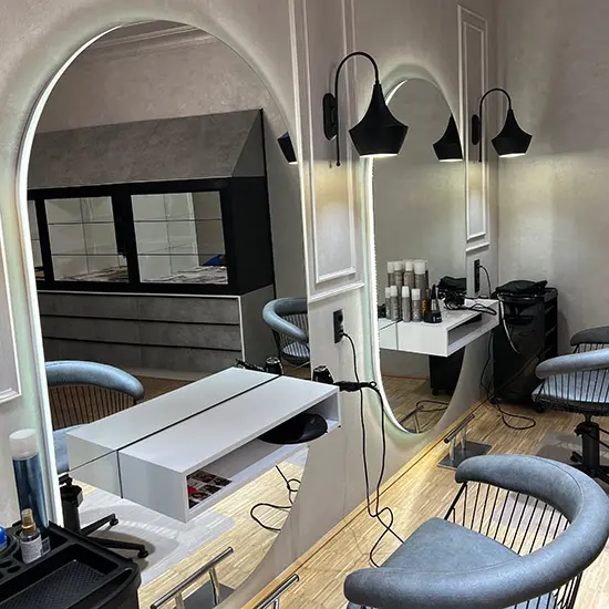 Friseur Wien – Friseurbereich des Beauty salon Ladys mit Spiegeln und Stylingplätzen