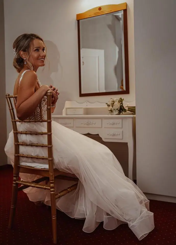 Hochzeitsfrisur Wien – Braut im Brautkleid mit eleganter Hochsteckfrisur aus dem Beauty salon Ladys