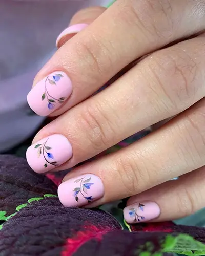 Gel-Maniküre mit Blumenverzierung aus dem Nagelstudio Beauty Salon Ladys Wien