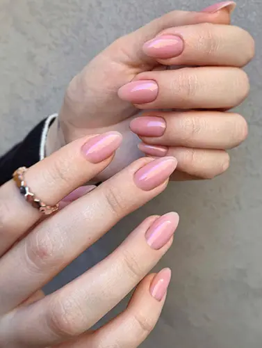 Maniküre Ergebnis aus dem Beauty Salon Ladys Wien – perfekt geformte Nägel mit glänzendem Überlack
