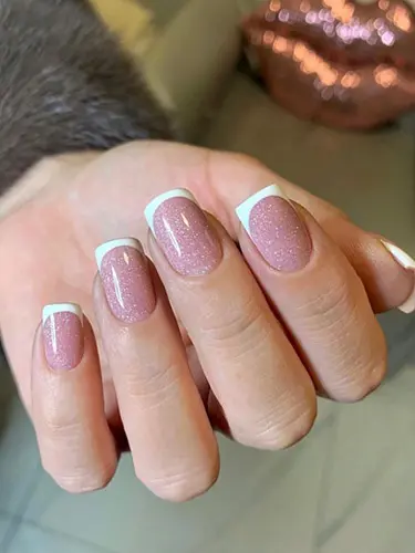 Nageldesign aus dem Beauty Salon Ladys Wien – perfekt geformte Nägel mit Überlack