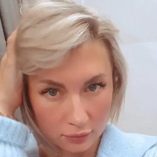 Zufriedene Kundin nach der Fußpflege im Beauty salon Ladys in Wien